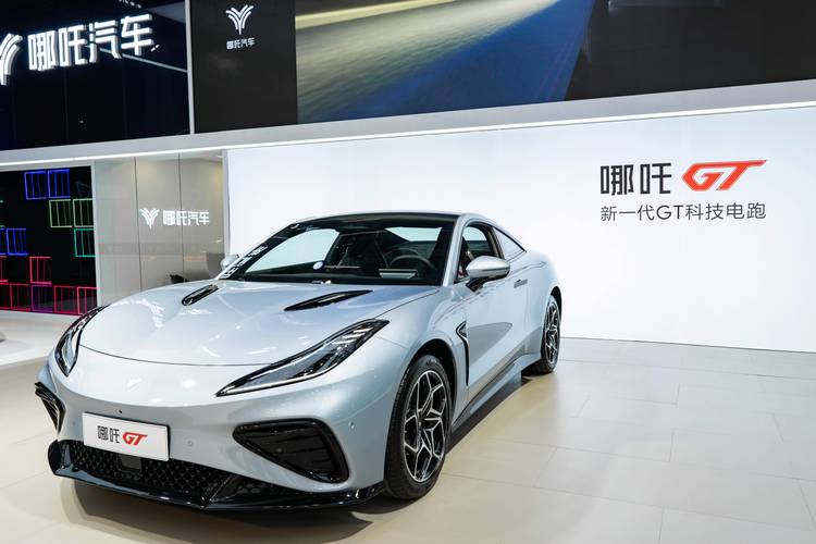 重庆7哪吒汽车在智能汽车领域的表现，领途汽车在新能源汽车市场中的影响力